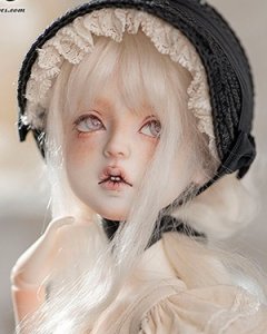 Una (porcelain skin)